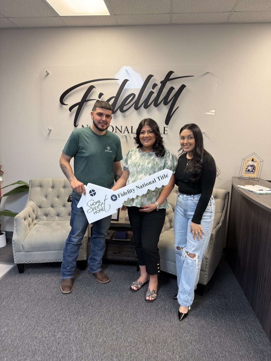 🎉Congratulations to Diana on closing her first deal with The Simien Team! We’re loving the energy and dedication our newly added members are bringing to the table.🤩 #simienproperties #houstonrealtor