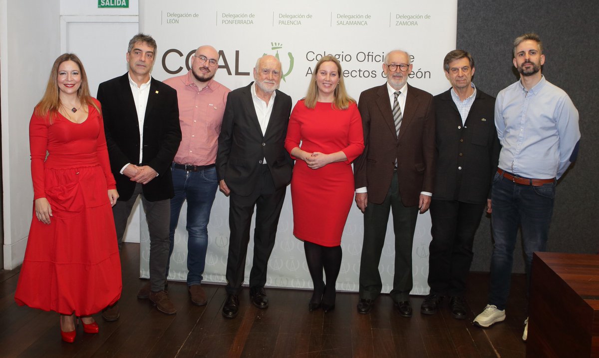 El 22 de febrero celebramos la fiesta en honor de la Patrona de los arquitectos en la Delegación de León del Colegio Oficial de Arquitectos. Tuvimos una fiesta muy especial en la que nos reunimos 80 personas para recibir a los nuevos colegiados y homenajear a nuestros compañeros.