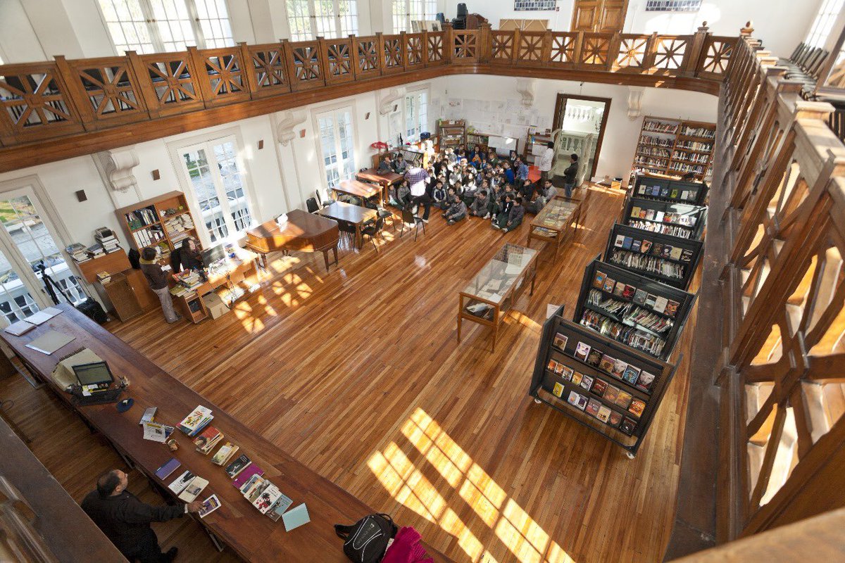 La Biblioteca Santiago Severin de Valparaíso cumple 152 años. Fundada en 1873, fue la primera biblioteca pública de Chile. Su actual edificio, Monumento Nacional, refleja la resiliencia porteña tras terremotos y reconstrucciones. Un espacio de encuentro, lectura y aprendizaje. 🤗