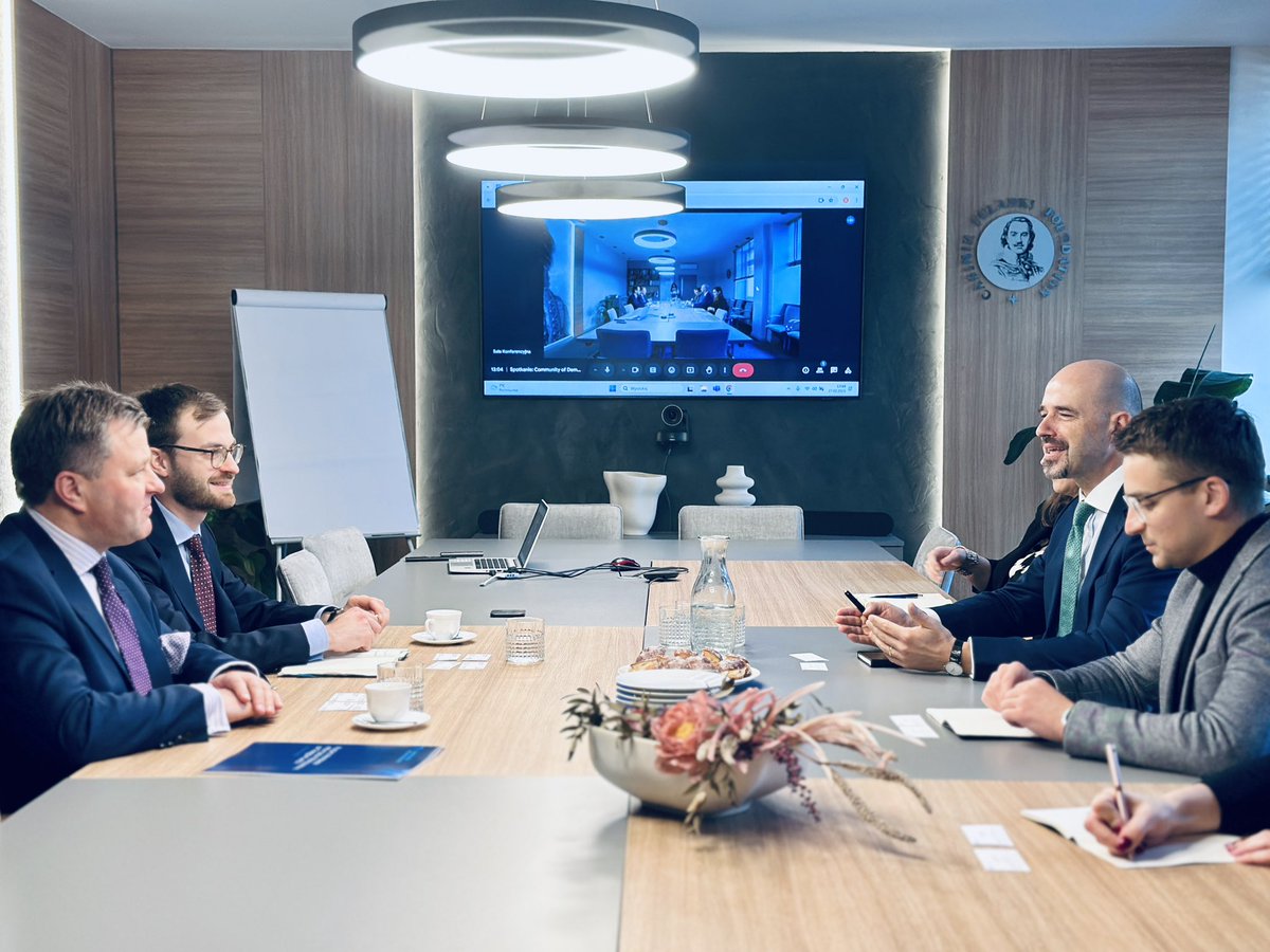 📢 Dziś w <a href="/FundPulaskiego/">Fundacja Pułaskiego</a> gościliśmy Sekretarza Generalnego <a href="/CommunityofDem/">CoD</a> <a href="/Adomenas/">Mantas Adomėnas</a> oraz Mateusza Mielczarka, Chief Strategy Officer. Rozmawialiśmy o współpracy FKP i CoD w kontekście polskiej prezydencji oraz #WSF2025. Cenne spotkanie i inspirujące dyskusje!