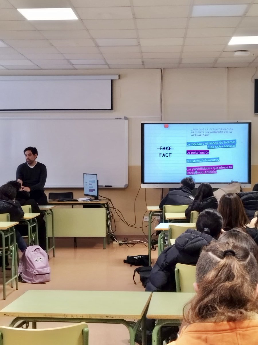 IesArca's tweet image. Los grupos de 4°ESO están participando en los talleres inFORMADOS, impartidos por el Colegio de Periodistas de Castilla y León. 

Aprenden sobre periodismo y cómo identificar noticias falsas para evitar engaños y manipulaciones.