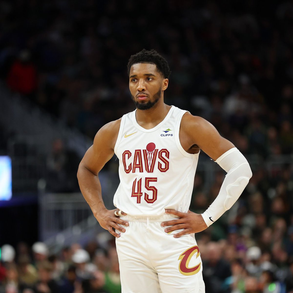 DollarDogNick's tweet image. Donovan Mitchell and Donald Trump are both listed as 6’3, 215 lbs