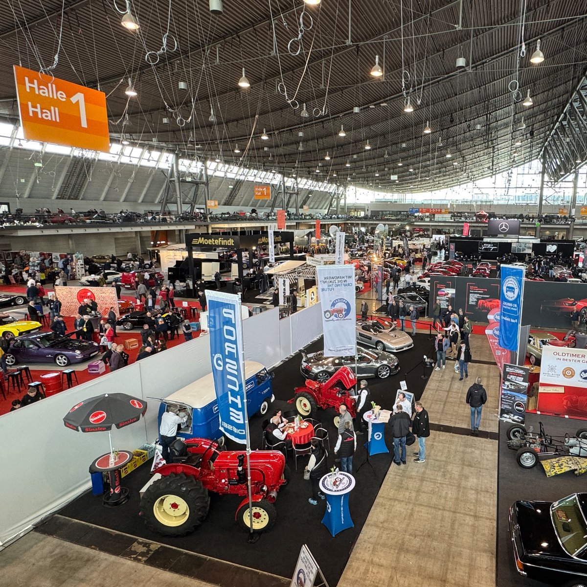 recaroauto's tweet image. Welcome to the starter motor of driving culture! The German classic car scene kicks off the 2025 season with the RETRO CLASSICS®  in Stuttgart. 🚘✨
#RECAROAutomotive #WorldofRECARO #retroclassics #oldtimer #youngtimer #stuttgart