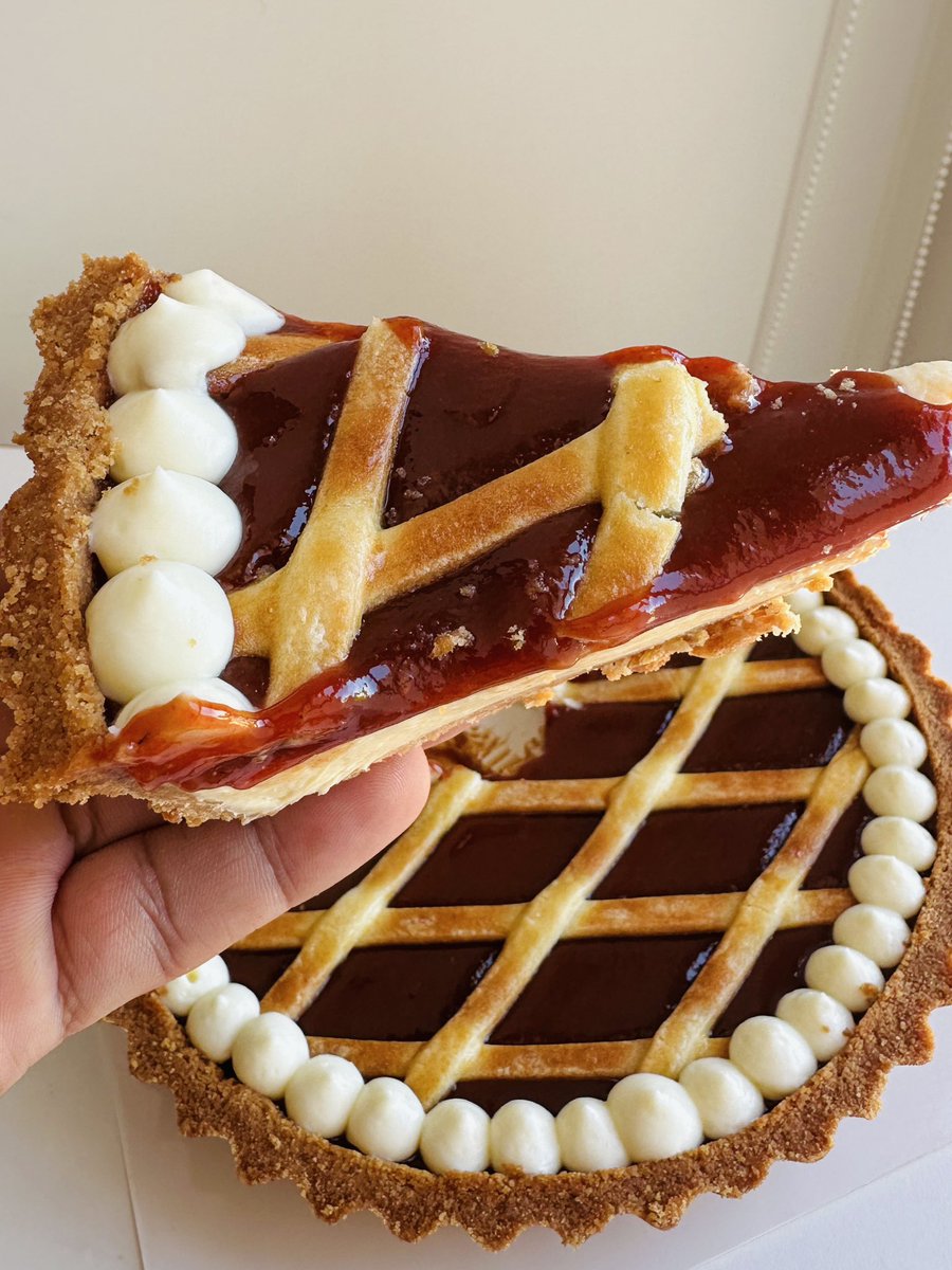 “Quiero que sea el postre de mi boda”, dijo una amiga, probé y entendí que es una locura. Es la mezcla de un cheesecake con pasta frola, UNA TROMPADA 🔥 increíble la textura, el sabor y la masa tierna. Háganse el favor de probar. 

Detalles del lugar abajo 🔽