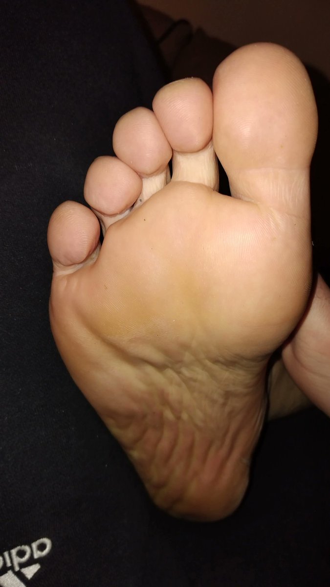 masterdonx's tweet image. Someone needs to lick my foot 🤷🏻‍♂️