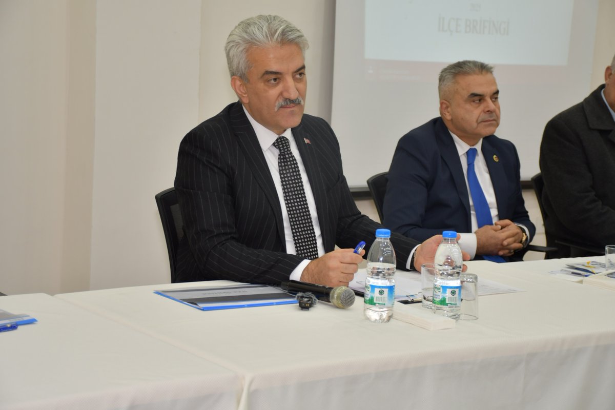 TC_kkalevalilik's tweet photo. Kırıkkale Hasbihâl, “Sulakyurt”

Valimiz Sayın Mehmet Makas(@makasmehmet34), Sulakyurt Çok Programlı Anadolu Lisesi Konferans Salonu’nda, Sulakyurt ilçesine bağlı köy ve mahalle muhtarlarının katılımıyla düzenlenen Kırıkkale Hasbihâl “Sulakyurt” buluşmasını gerçekleştirdi.

İlçelerimize bağlı mahalle ve köylerde yapılan yatırımlar kapsamında; eğitim, sağlık, il özel idaresi hizmetleri, sosyal hizmetlerle ilgili mevcut durum, emniyet ve asayiş konularının detaylı bir şekilde değerlendirilip, bu hizmetlerle ilgili istek ve talepleri olan muhtarlar ve vatandaşların daha hızlı çözüme ulaşması amacıyla, Valimiz Sayın Mehmet Makas’ın himayelerinde sürdürülen “Kırıkkale Hasbihâl” buluşmaları kapsamında, Sulakyurt’ta köy ve mahalle muhtarları taleplerini dile getirdi.

Muhtarların, vatandaşla kamu kurumları ve yerel yönetimler arasında önemli bir vazife üstlendiğini söyleyen Valimiz Sayın Makas, taleplerin imkanlar dahilinde en hızlı şekilde çözüme ulaşacağının altını çizdi.

Valimiz Sayın Makas, toplantı öncesinde yaptığı konuşmada şu ifadeleri kullandı:
“İlçelerimizde düzenlediğimiz Hasbihâl toplantılarımız ile yapılması önem arz eden istekleri yerinde dinliyoruz. Bu toplantının amacı beraber yönetmek, beraber hemhal olmak, görmediğimizi sizin vasıtanız ile görebilmek ve duyabilmektir”

Kırıkkale Hasbihâl “Sulakyurt” buluşmasına; İl Jandarma Komutanı J. Kd. Alb. Hasan Acar, Sulakyurt Kaymakamı Mücahit Aydoğdu, Sulakyurt Belediye Başkanı Seyfettin Çetiner, İl Genel Meclis Üyeleri Tarık Kaya ve Turgut Baki, il müdürleri, köy ve mahalle muhtarları ile vatandaşlar katıldı.
#KırıkkaleHasbihâl