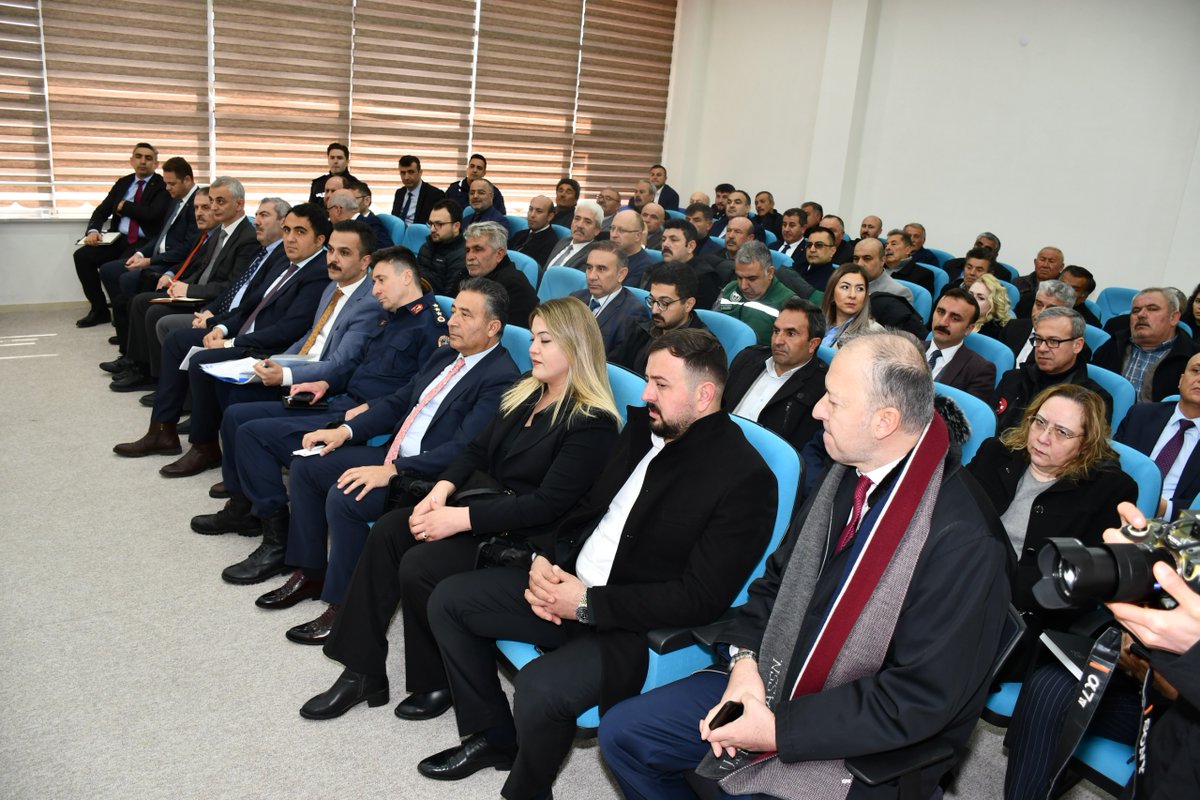 TC_kkalevalilik's tweet photo. Kırıkkale Hasbihâl, “Sulakyurt”

Valimiz Sayın Mehmet Makas(@makasmehmet34), Sulakyurt Çok Programlı Anadolu Lisesi Konferans Salonu’nda, Sulakyurt ilçesine bağlı köy ve mahalle muhtarlarının katılımıyla düzenlenen Kırıkkale Hasbihâl “Sulakyurt” buluşmasını gerçekleştirdi.

İlçelerimize bağlı mahalle ve köylerde yapılan yatırımlar kapsamında; eğitim, sağlık, il özel idaresi hizmetleri, sosyal hizmetlerle ilgili mevcut durum, emniyet ve asayiş konularının detaylı bir şekilde değerlendirilip, bu hizmetlerle ilgili istek ve talepleri olan muhtarlar ve vatandaşların daha hızlı çözüme ulaşması amacıyla, Valimiz Sayın Mehmet Makas’ın himayelerinde sürdürülen “Kırıkkale Hasbihâl” buluşmaları kapsamında, Sulakyurt’ta köy ve mahalle muhtarları taleplerini dile getirdi.

Muhtarların, vatandaşla kamu kurumları ve yerel yönetimler arasında önemli bir vazife üstlendiğini söyleyen Valimiz Sayın Makas, taleplerin imkanlar dahilinde en hızlı şekilde çözüme ulaşacağının altını çizdi.

Valimiz Sayın Makas, toplantı öncesinde yaptığı konuşmada şu ifadeleri kullandı:
“İlçelerimizde düzenlediğimiz Hasbihâl toplantılarımız ile yapılması önem arz eden istekleri yerinde dinliyoruz. Bu toplantının amacı beraber yönetmek, beraber hemhal olmak, görmediğimizi sizin vasıtanız ile görebilmek ve duyabilmektir”

Kırıkkale Hasbihâl “Sulakyurt” buluşmasına; İl Jandarma Komutanı J. Kd. Alb. Hasan Acar, Sulakyurt Kaymakamı Mücahit Aydoğdu, Sulakyurt Belediye Başkanı Seyfettin Çetiner, İl Genel Meclis Üyeleri Tarık Kaya ve Turgut Baki, il müdürleri, köy ve mahalle muhtarları ile vatandaşlar katıldı.
#KırıkkaleHasbihâl