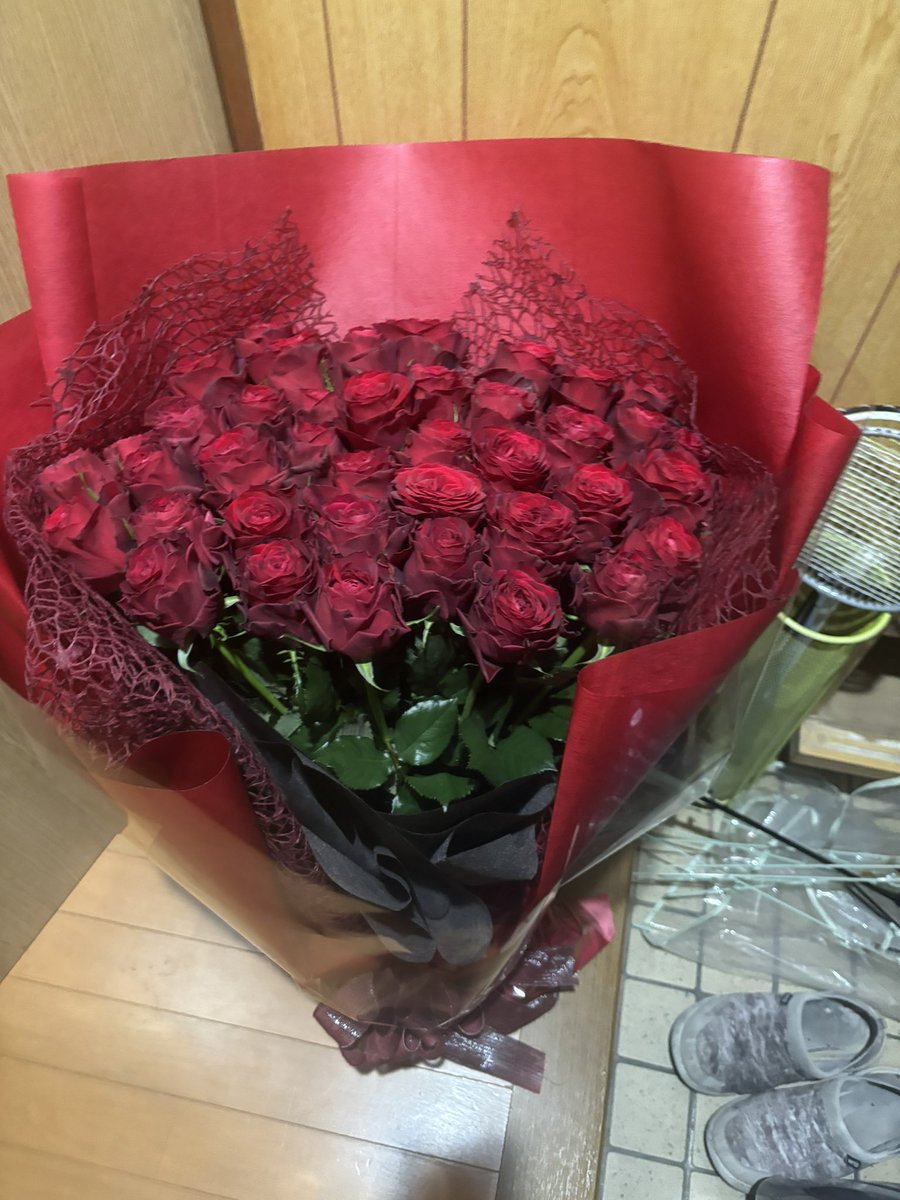 弟の彼女の卒業式に薔薇持って行くみたいで、男やな思った。