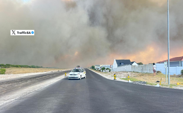 TrafficSA's tweet photo. Western Cape - #CapeFire   R43 Route:  Major Fire between De Kelders and Gansbaai https://t.co/NK0YNp0ZVT