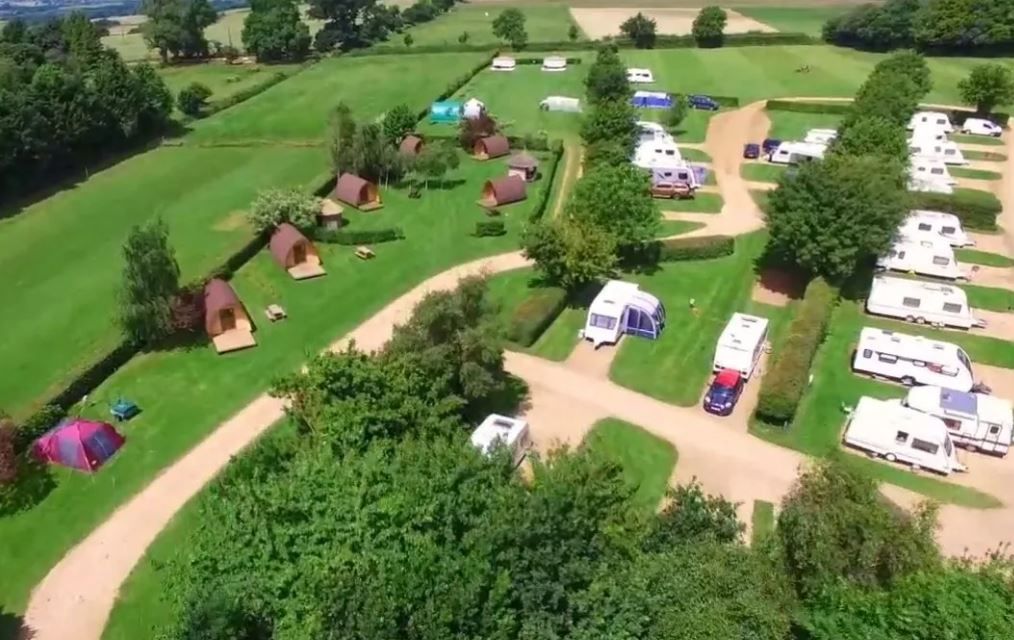 WeAcceptPets's tweet image. Whether you prefer the simplicity of tent camping, the comfort of a caravan, or the luxury of a glamping pod, Anita’s Touring Caravan Park has something for everyone. 🌳🚐

Accepts 🐶 🐈 
weacceptpets.co.uk/Oxfordshire/13…

#OxfordshireCamping #CountrysideEscape #GlampingPods #CampingLife