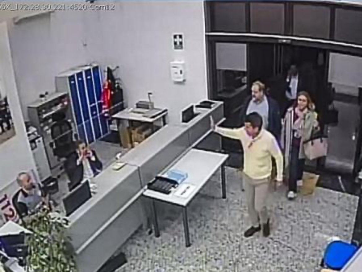 FernandoHValls's tweet image. Mazón entrando al Cecopi a las 20:28.