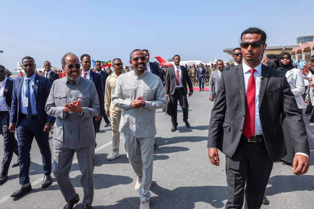 HassanSMohamud's tweet image. Pleased to have welcomed H.E. PM @AbiyAhmedAli to Mogadishu for a working visit. Our discussions focused on strengthening our security, economic & social ties. We reaffirmed our shared commitment to peace, security, & regional stability for the mutual benefit of our two nations.