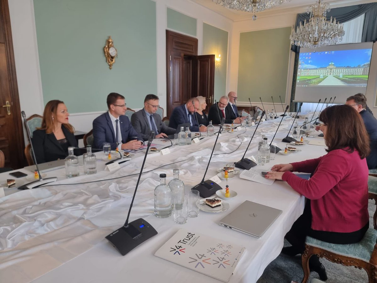 Asociace krajů České republiky (@asociacekraju) on Twitter photo Úpravou tabulkových platů ve veřejné správě se bude zabývat nová pracovní skupina, která vznikne pod <a href="/mpsvcz/">Ministerstvo práce a sociálních věcí</a>. Dnes se na tom dohodli zástupci zaměstnavatelů, krajů, obcí a samospráv s představiteli vlády. Reagují tím na zastaralý a dnes už nefunkční systém tarifních platů. Úpravou tabulkových platů ve veřejné správě se bude zabývat nová pracovní skupina, která vznikne pod <a href="/mpsvcz/">Ministerstvo práce a sociálních věcí</a>. Dnes se na tom dohodli zástupci zaměstnavatelů, krajů, obcí a samospráv s představiteli vlády. Reagují tím na zastaralý a dnes už nefunkční systém tarifních platů.