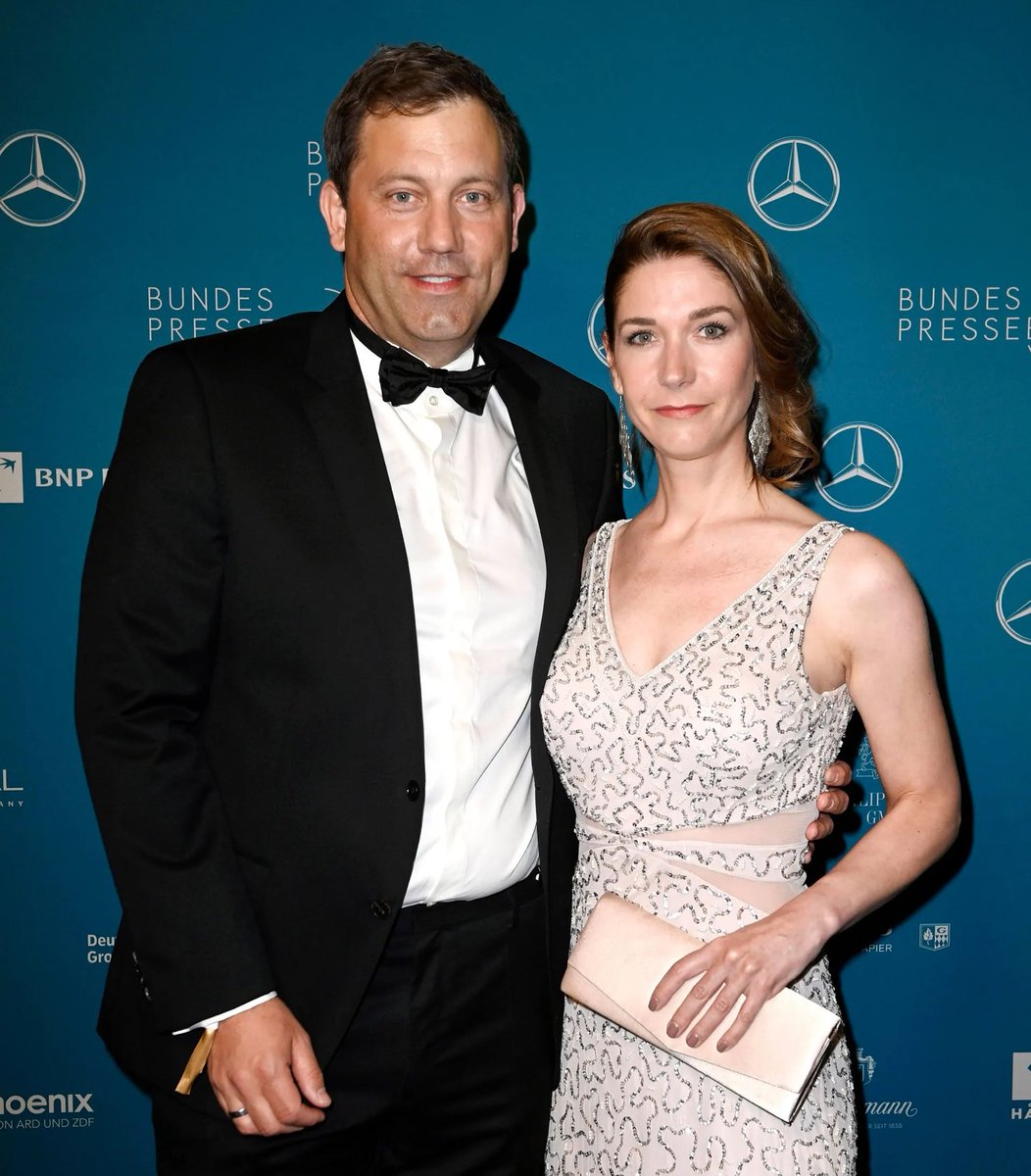 MissEve0109's tweet image. Das ist @larsklingbeil .. Lars ist verheiratet mit @LSMueller … Lena Sophie ist zufällig die Geschäftsführerin der NGO @initiatived21 
Diese NGO findet großen Anklang beim -oh Wunder- @BMI_Bund und seiner Innenministerin @NancyFaeser …

Warum wohl mag Lars keine Fragen zu #NGOs