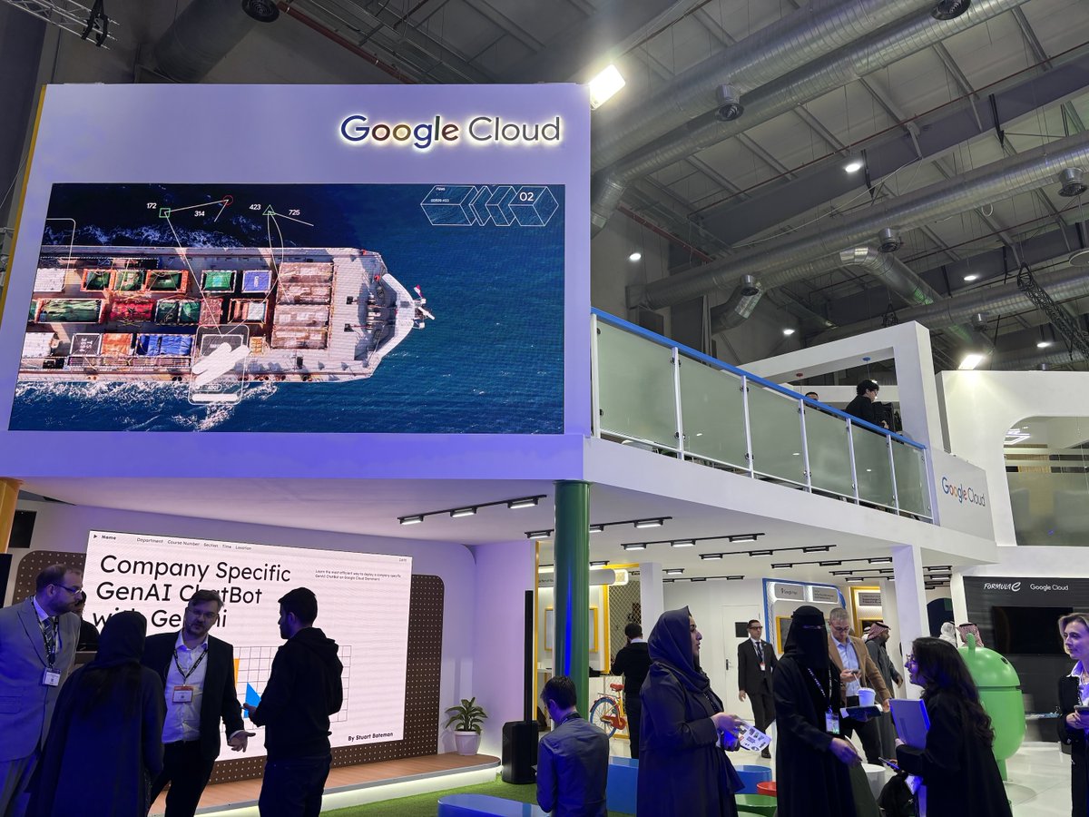 pr_Mais's tweet image. Earlier this month, I had the incredible opportunity to reconnect with the Google Developers community at #Leap! It was an honor to take the Amphitheater stage with Google Cloud, where I shared insights on Firebase &amp;amp; Google Cloud for developers 🧡