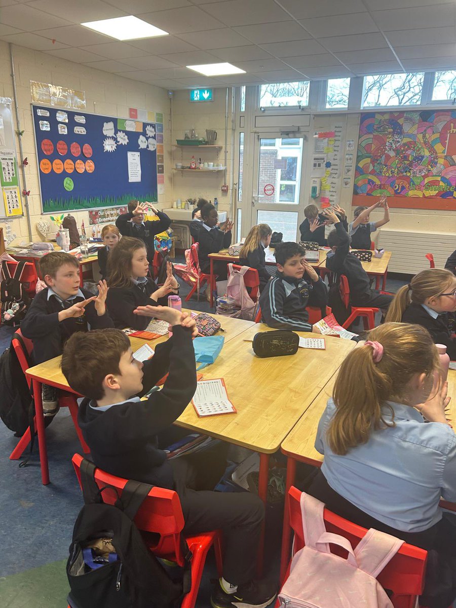 We are very fortunate to have Sulin provide the 3rd class students in our school with a 10 week ISL programme ⭐ 

Take a look at how the students got on in their first week! 📸