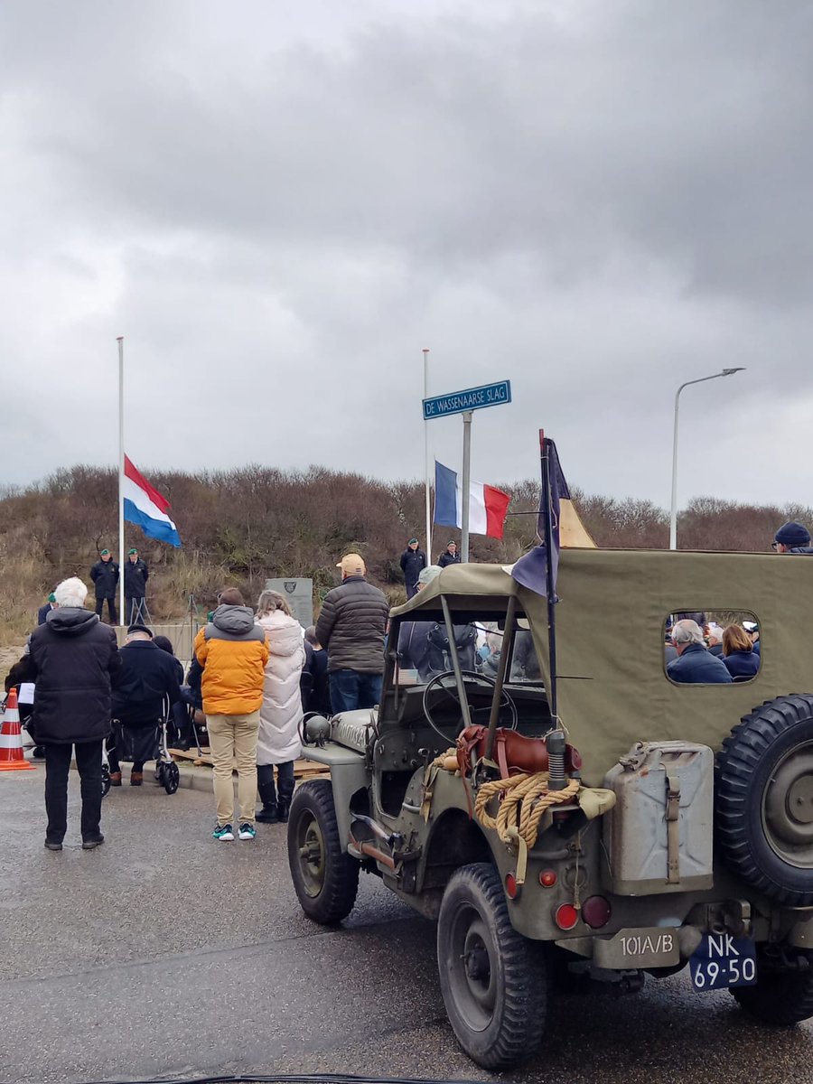 FranceinNL's tweet photo. 🇫🇷 Commémoration de Wassenaar : ensemble, nous rendons hommage à ceux tombés pour notre liberté.
🇳🇱 Herdenkingsplechtigheid in Wassenaar: samen eren wij degenen die vielen voor onze vrijheid. https://t.co/44t0DTWcn9