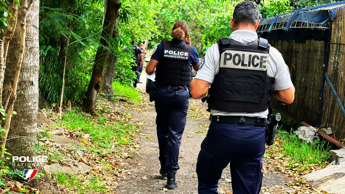 PoliceNationale's tweet photo. #CycloneGarance | 🌀 Placée à l’instant en alerte rouge, l’île de La Réunion (974) se prépare à affronter le cyclone #Garance. Pour aider la population à se #Protéger, la #PoliceNationale et la police municipale étaient mobilisées afin d’informer les habitants des zones à risque et de les inciter à rejoindre les centres d’hébergement.