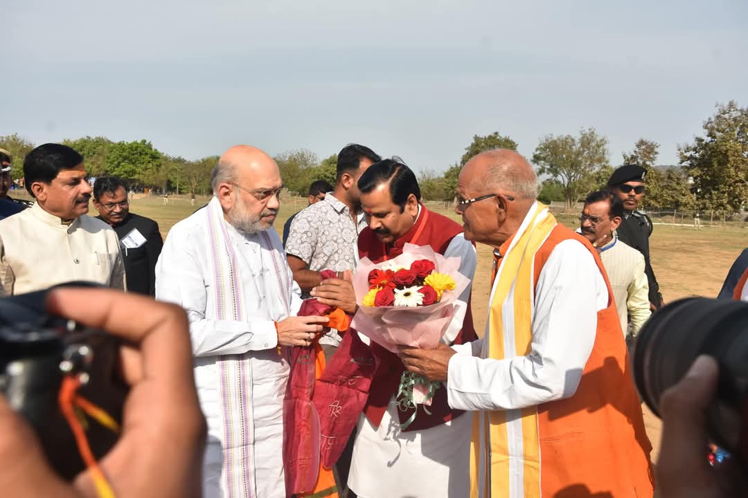 प्रभु श्रीराम जी की तपोभूमि चित्रकूट में देश की सुरक्षा को सुदृढ़ करने वाले करोड़ों कार्यकर्ताओं के प्रेरणास्रोत माननीय केन्द्रीय गृह एवं सहकारिता मंत्री श्री <a href="/AmitShah/">Amit Shah</a> जी के आगमन पर हार्दिक स्वागत अभिनंदन किया।

आपकी दूरदर्शी नीतियों और मजबूत नेतृत्व ने देश को नई दिशा दी है।