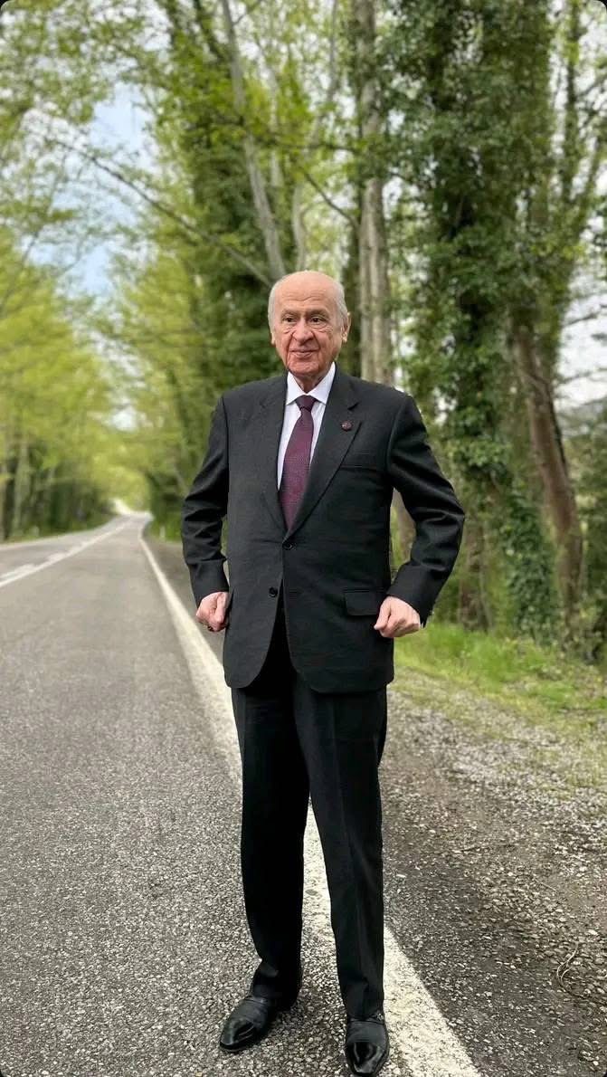 Kendimizi bildik bileli “vardır bir bildiği” dediğimiz, şimdiye kadar hiç yanıldığı görülmeyen, Liderimiz Devlet Bahçeli öncülüğünde Terörisbaşı Öcalanın açıklamasıyla Terör Örgütü PKK feshedilmiştir.
Her zaman söylediğimiz gibi
SON SÖZÜ DEVLET SÖYLER !