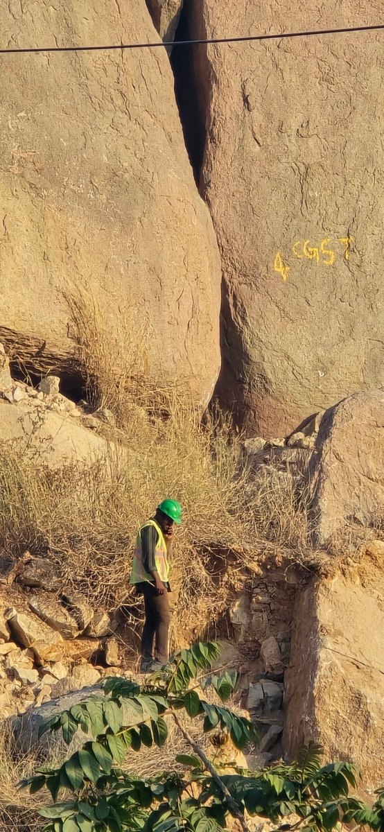 som_s101's tweet image. तुम मुझसे प्यार करती हो कि नहीं..

#MenAtWork