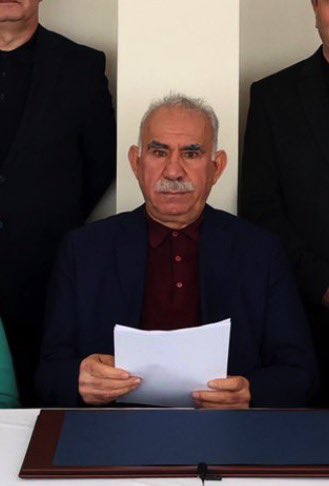 Bunca Fakir Şehit Evlatları 
Terörist Başının çamış gibi beslenmiş hâlini gösterip 
Alkışlar eşliğinde Kürtçe açıklama yapsın diye mi Can verdi Allah Belanızı Versin inşallah 🤲
