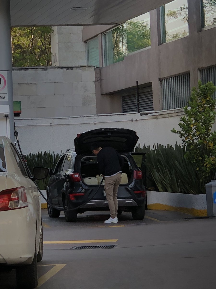 ZefeRamirez2's tweet photo. Cómo dejan cargar gasolina así ⁦@TlalpanAl⁩ ⁦@TlalpanVecinos⁩ https://t.co/kFyCB5Nvpb