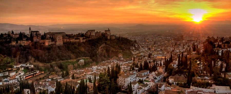 ¿Cómo no enamorarse de Granada con estos amaneceres? 📸🌄 Y, encima, es una ciudad muy barata para ir de vacaciones… s.mtrbio.com/mzuuybqdsi
