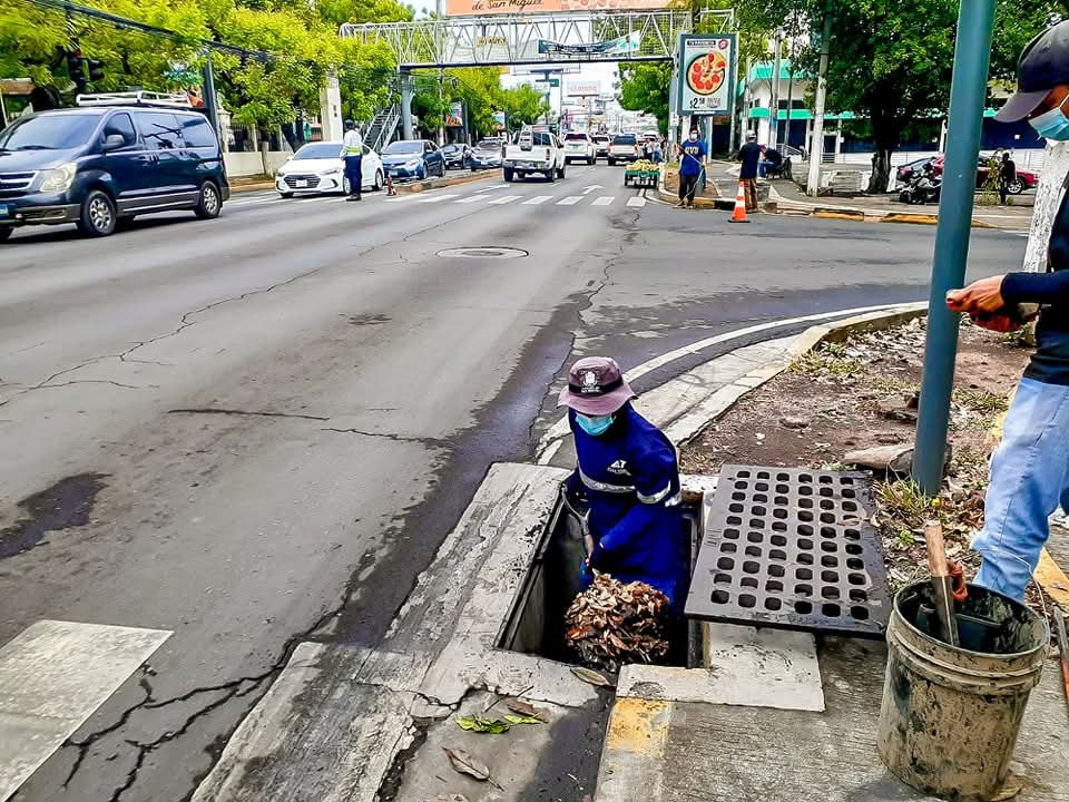 ALEXTORRES_SMC's tweet photo. #PlanCastor en marcha 🙌 👷♂️
Los equipos trabajan de manera integral en la limpieza de tragantes y cunetas, sobre la Avenida Roosevelt.
Este esfuerzo tiene como objetivo asegurar que los desagües estén siempre en condiciones óptimas, facilitando así un flujo eficiente del agua https://t.co/hAEDOUZpPO