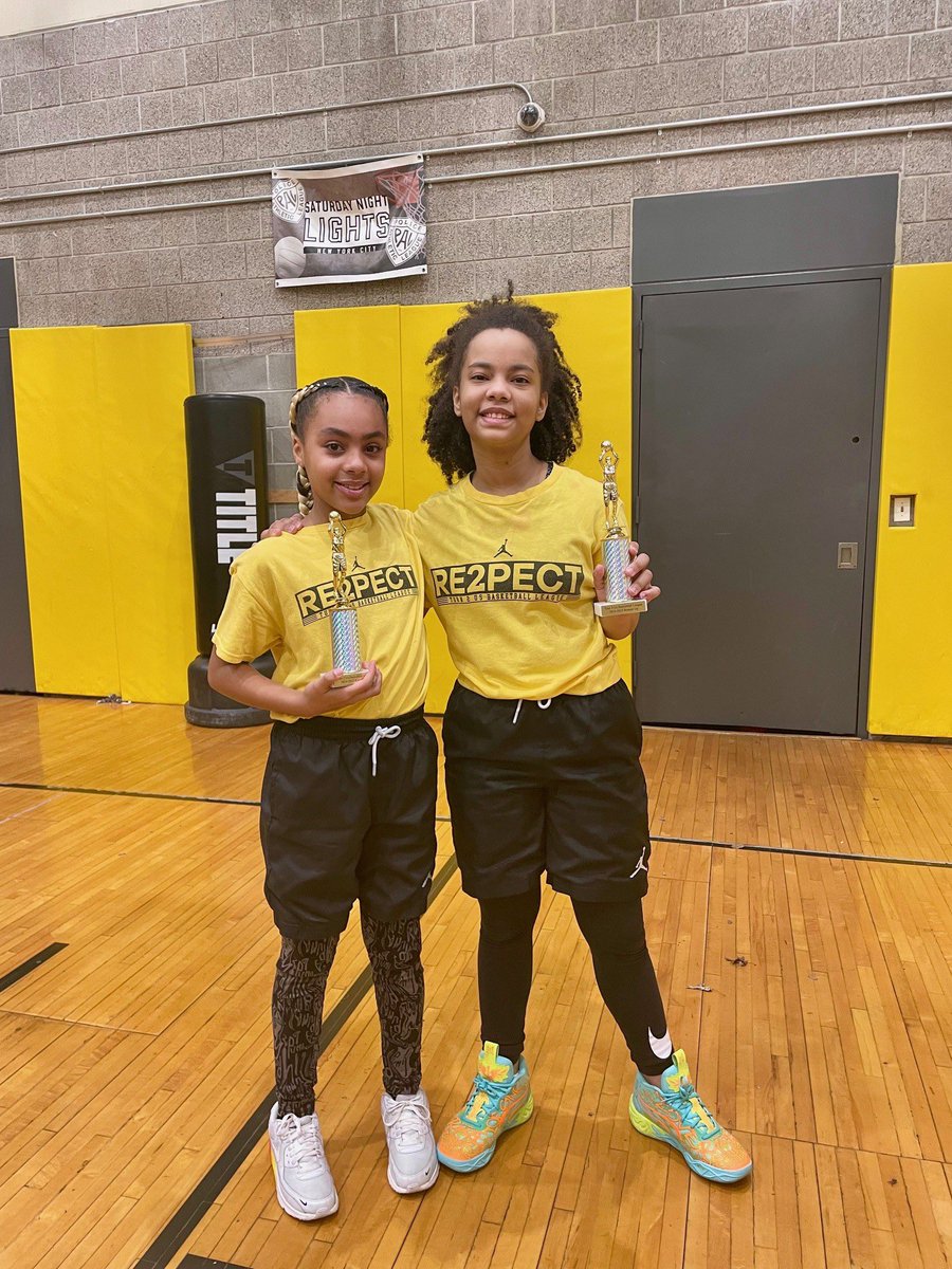 JeterTurn2's tweet photo. #Turn2Us recently hosted basketball championship games & an awards ceremony with 200+ students! After the games, players were celebrated with medals, & championship teams took home trophies. Congrats to all for their hard work & teamwork on and off the court! #Turn2 https://t.co/eRCfQ7Qt1Q
