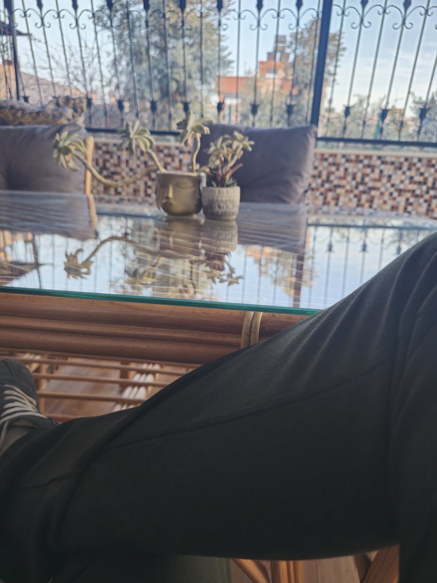 Belki de koşmak yerine biraz durup soluklanmalı, değil mi? Bazen cevaplar kaçtığımız yerde değil, durup baktığımız yerde saklıdır. Ama illa bir yere koşacaksan, kalbinin sesinin yankılandığı yere koş.