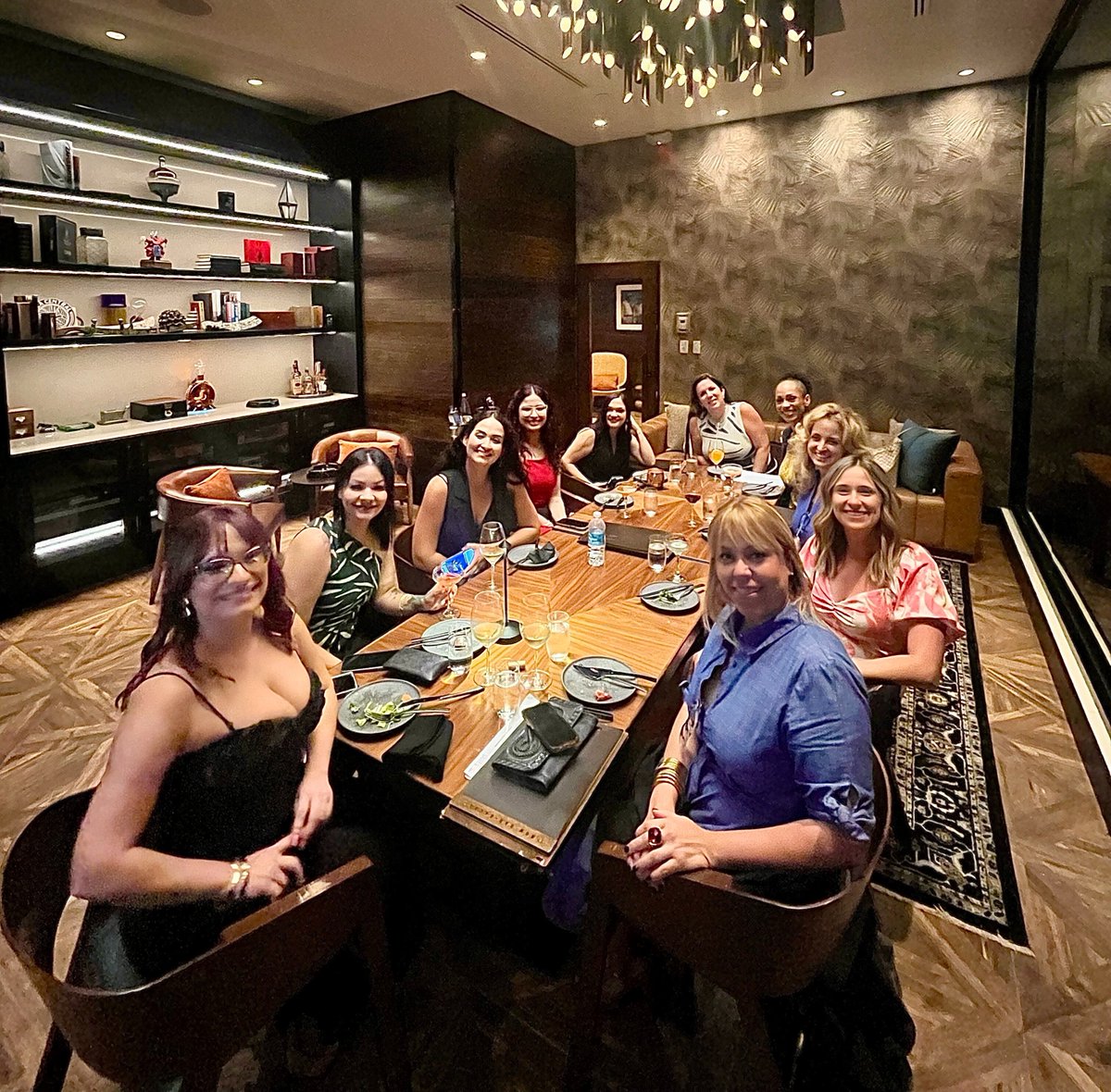 NLPractice's tweet image. Kicking off the Profitable Practice course the right way! 🍽️🎉 Last night, the NextLevel team and Dr. Kamyr Martinez’s team came together over dinner to collaborate, connect, and get excited for the next two days in San Juan! Let’s do this! 💪🔥 #ProfitablePractice