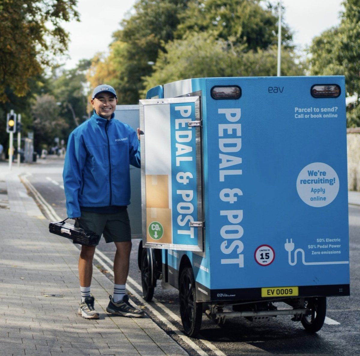 PedalandPost's tweet image. ☀️ Hint of spring in the air today! B-e-a-utiful day to be out cycling and delivering across Oxford

📦 Been a busy one for our parcel teams through the beginning of 2025 and we&apos;ve delivered 25,000 parcels to date to businesses and residents, saving est 5.1 tons of co2