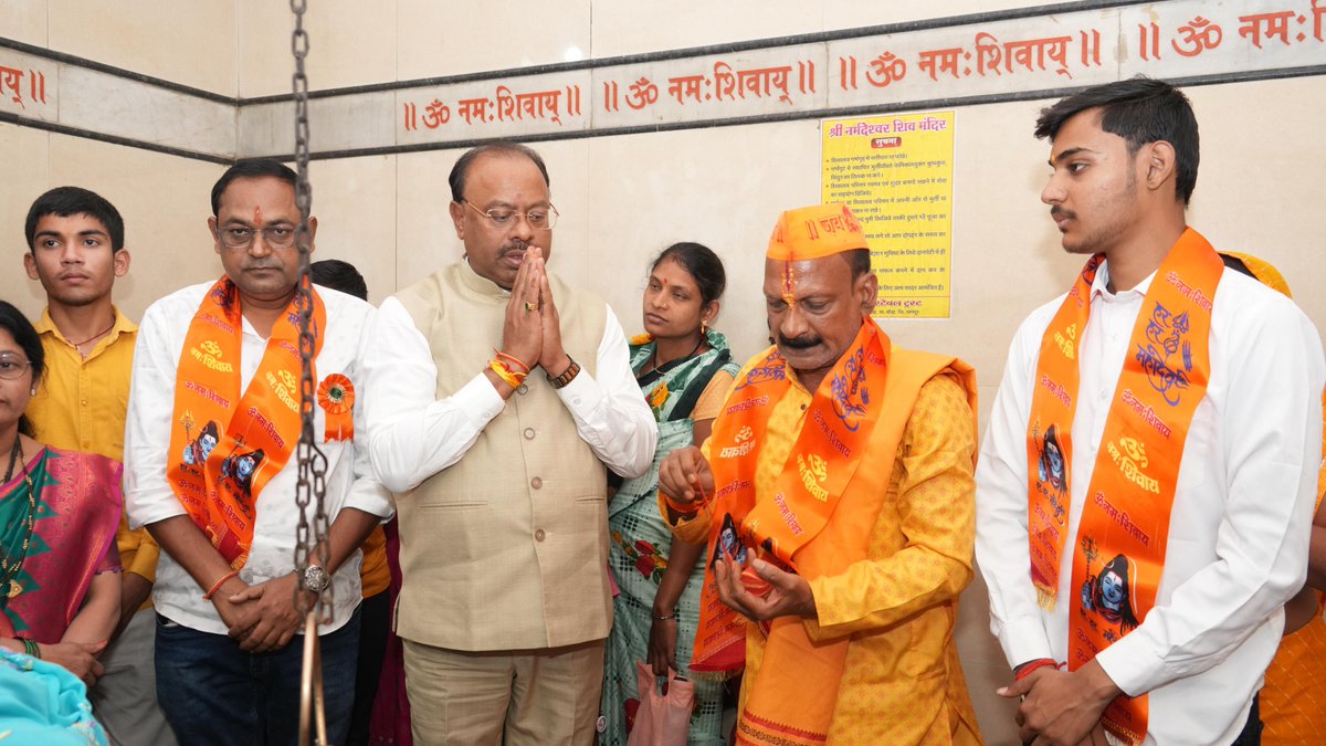 cbawankule's tweet photo. नर्मदेश्वर मंदिर मौदा येथे भगवान शिवशंकराचे दर्शन घेतले. सर्वांच्या सुख, समाधान व समृद्धीची कामना केली. माझ्यासमवेत यावेळी माजी @T_Sawarkar यांच्यासह शिवभक्त उपस्थित होते.

#Bjp #Mouda #Maharashtra #ChandrashekharBawankule https://t.co/EUPYeoF9JO