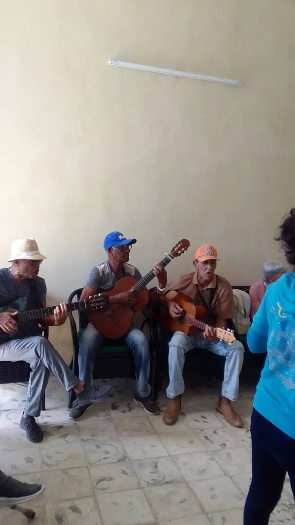 IrenaldoRodrig1's tweet photo. Se realiza en estos momentos la actividad cultural Bailando con mi abuelo. Entre boleros, cuentos narrados, décimas y música cubana, el momento fluye con mucho amor.
#Fomento 
#SanctiSpiritus 
#Culturafomentense 
#CulturaEspirituana 
#SanctiSpiritusEnMarcha https://t.co/VjVjCaSPNz