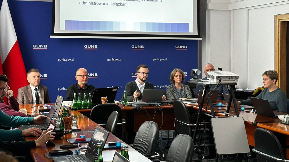 GUNB_Urzad's tweet photo. Przygotowujemy urzędy do założenia #cKOB. Dziś odbyło się szkolenie dla urzędów administracji centralnej z Cyfrowej Książki Obiektu Budowlanego–pierwsze z dwóch. Organizujemy je razem z Departamentem Służby Cywilnej, Kancelarii Prezesa Rady Ministrów.
👉https://t.co/8CmGRNfMbH https://t.co/P9BW270vL2