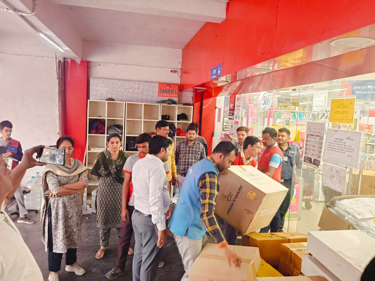 Teenbattinews1's tweet image. Sagar : #रिलायंस #स्मार्ट सुपर स्टोर  को सील  कर दिया प्रशासन ने : स्टोर के बाहर नहीं थी पार्किंग सुविधा

teenbattinews.com/2025/02/sagar_…

@reliancegroup
#reliancesmart 
#RelianceSmartSuperStoresagar 
#SagarNews 
#TeenbattiNews