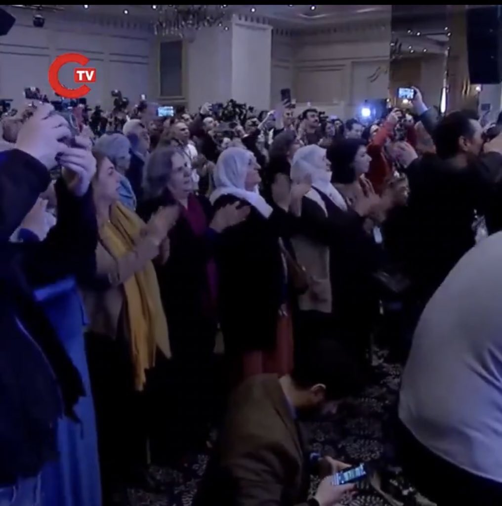 Bir tarafta “Mustafa Kemal’in askerleriyiz!” dedikleri için ihraç edilen Türk evlatlarının fotoğrafı diğer tarafta ise bebek k@tili apo’nun Türk televizyonlarında mektubunun okutulması üzerine “biji serok apo” naraları atanların fotoğrafı yer alıyor. 
#SüreciBaltalayacağız