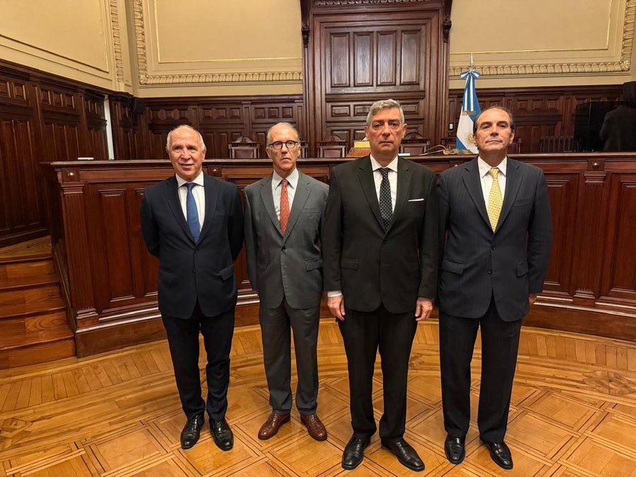 sergiodepiero's tweet photo. El juez que dijo que no le tomaría juramento a un juez nombrado por decreto le tomó juramente al juez que afirmó que no aceptaría ser nombrado juez por decreto. https://t.co/9oOF9JCPEL