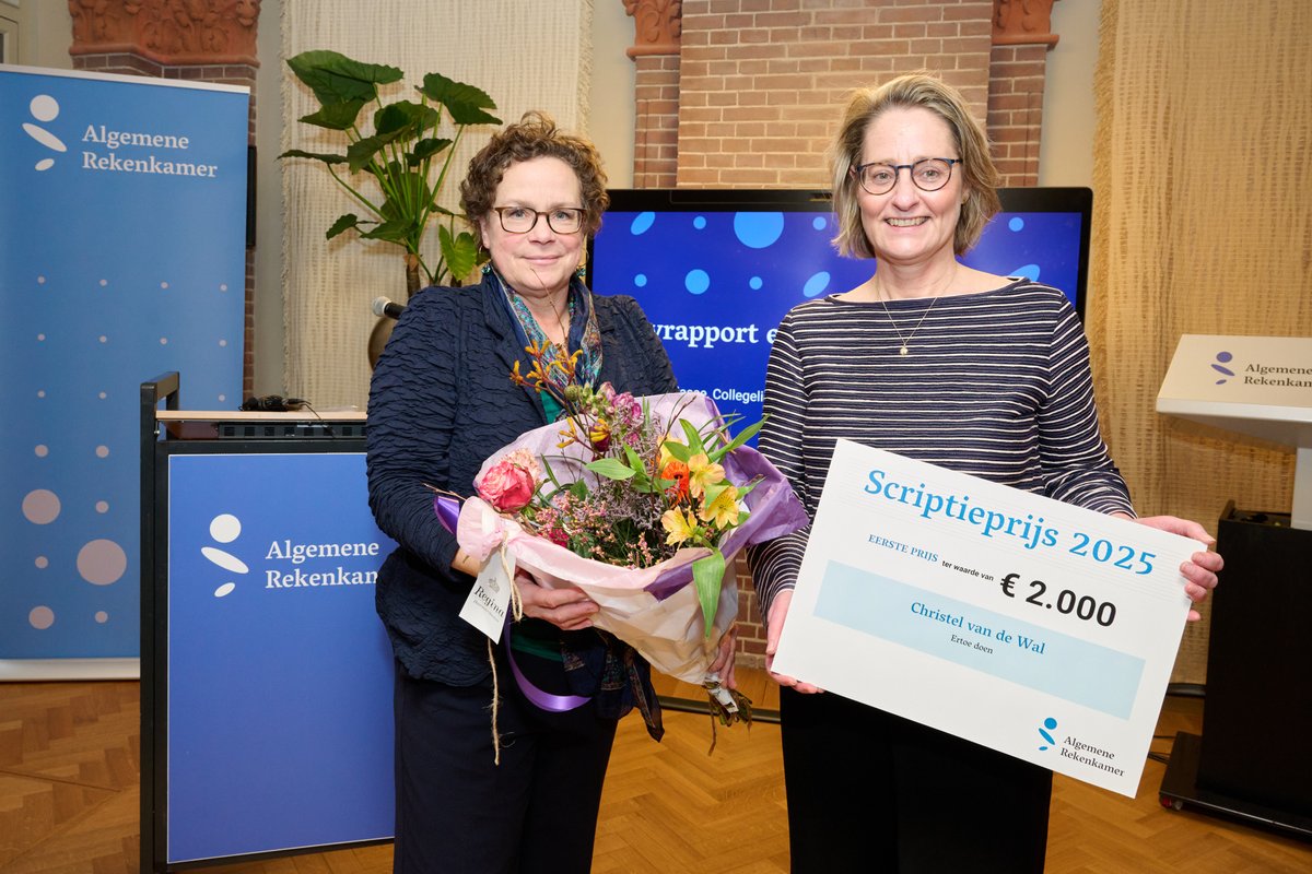 Algemene Rekenkamer (@rekenkamer) on Twitter photo 🎉Gefeliciteerd Christel van de Wal (<a href="/OU_Nederland/">Open Universiteit</a> ) met het winnen van de Algemene Rekenkamer scriptieprijs 2025. Ze ontving vandaag de scriptieprijs uit handen van collegelid Barbara Joziasse. rekenkamer.nl/actueel/nieuws… 🎉Gefeliciteerd Christel van de Wal (<a href="/OU_Nederland/">Open Universiteit</a> ) met het winnen van de Algemene Rekenkamer scriptieprijs 2025. Ze ontving vandaag de scriptieprijs uit handen van collegelid Barbara Joziasse. rekenkamer.nl/actueel/nieuws…