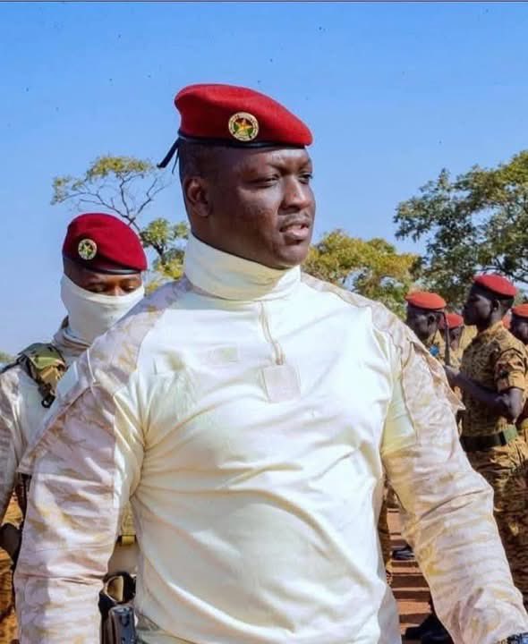 Joe__Bassey's tweet image. Burkina Faso lawyers now wears 100% African clothing in court, no more importation and wearing of European style wig.