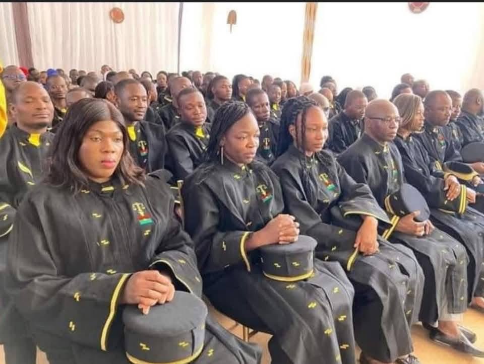 Joe__Bassey's tweet image. Burkina Faso lawyers now wears 100% African clothing in court, no more importation and wearing of European style wig.