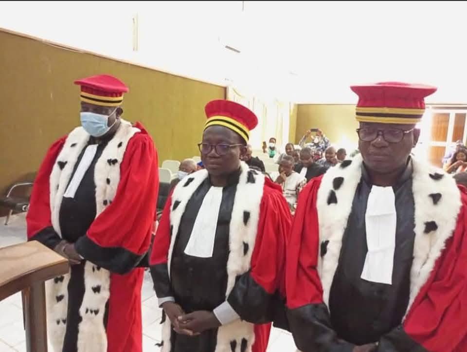 Joe__Bassey's tweet image. Burkina Faso lawyers now wears 100% African clothing in court, no more importation and wearing of European style wig.