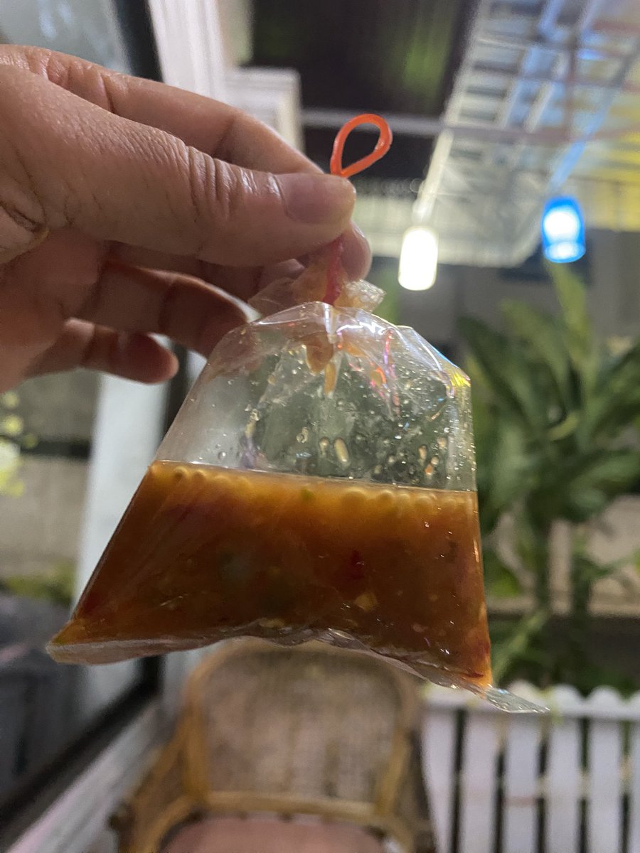 realwang1989's tweet photo. 这个小摊儿，在7-11门前，路过买了两次。老板心态极好，播放着音乐，烤着小串…… https://t.co/lPTPsTbujV