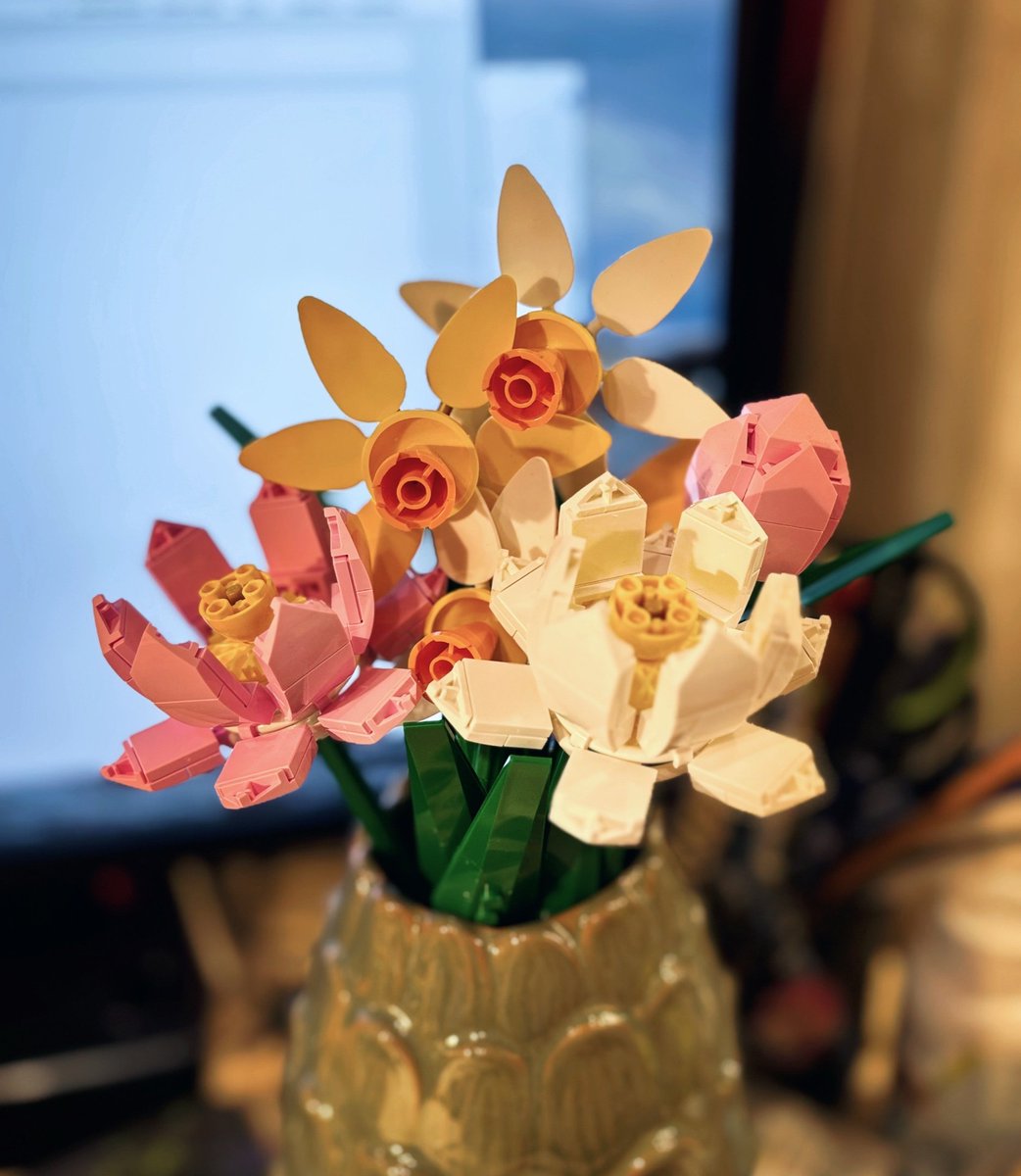 Долго ходила вокруг да около, но всё же купила себе лего цветы