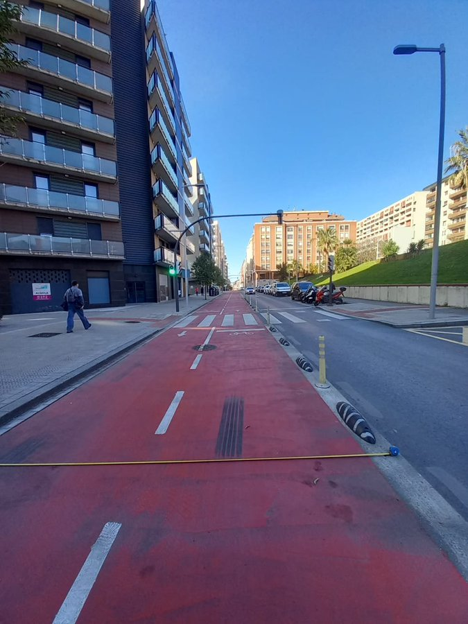 3,80 m-ko zabalerako bidegorria. Ez, ez da Holanda. Bilbo da

Zabalera egokia funtsezkoa da bizikletaren erabilera segurua eta eraginkorra sustatzeko! 🚴‍♂️🚴‍♀️

Bizikleta erabiltzera jende gehiago erakarri nahi badugu, 3 m baino zabalera haundiago duten bidegorrietara jo behar dugu.