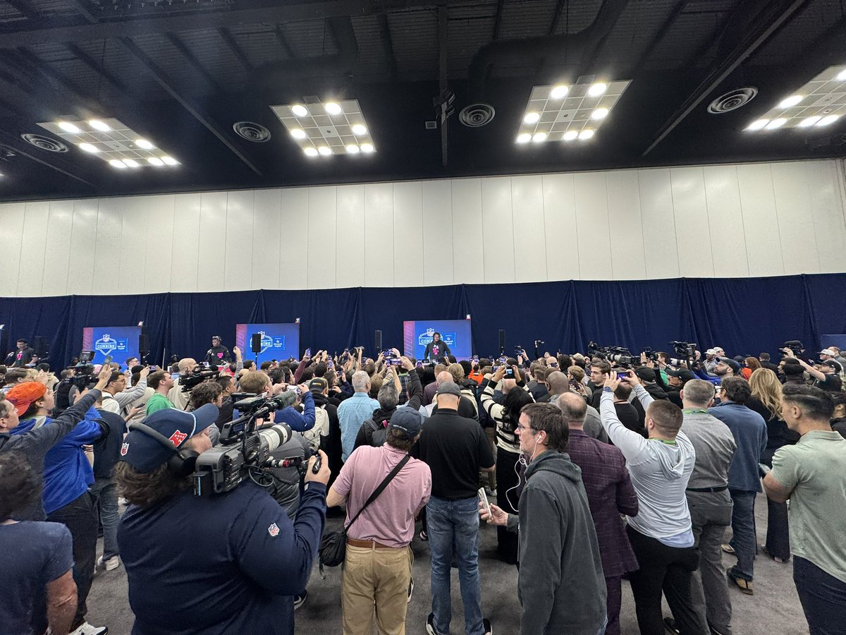 StaceyDales's tweet image. This is the media podium for Travis Hunter. Biggest yet here at the Combine. @nflnetwork