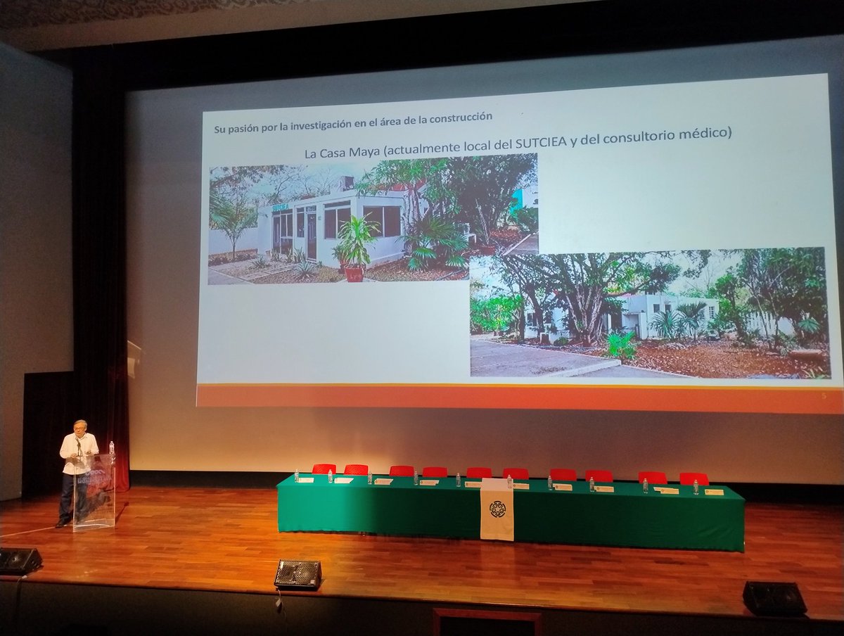 Pedro Castro Borges dando una plática sobre las primeras instalaciones del Cinvestav, la foto muestra la construcción de la "Casa Maya".