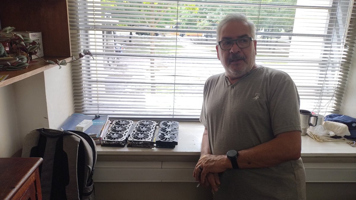 nwolovick's tweet image. Fin de Nabu2.
Vuelve mendieta21 @Ccad_SupercUnc
Las GTX 1080Ti estaban viejas, las reemplazamos por @NVIDIADC A30 y se suma un nodo más a #MendietaF2.

Las 1080 van a la PSI @unc_cordoba para correr @Microsoft #Phi4.

En las fotos: Ale y Luis, dos indispensables.