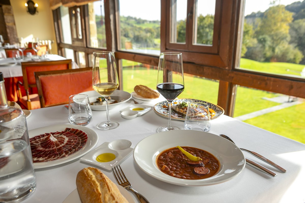 Una hermosa localización, ingredientes de calidad y un equipo de cocineros de primera categoría

En la cocina de Santa Marina ofrecemos menú del día, una carta de temporada con platos llenos de sabor y una excelente selección de vinos

Abierto a todo el público📲 ¡Te esperamos!
